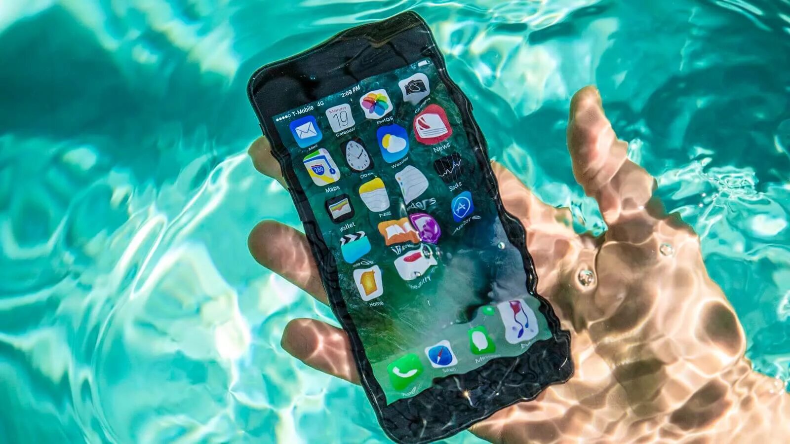 Iphone 12 вода. Смартфон. Телефон в воде. Айфон в воде. Смартфон под водой.