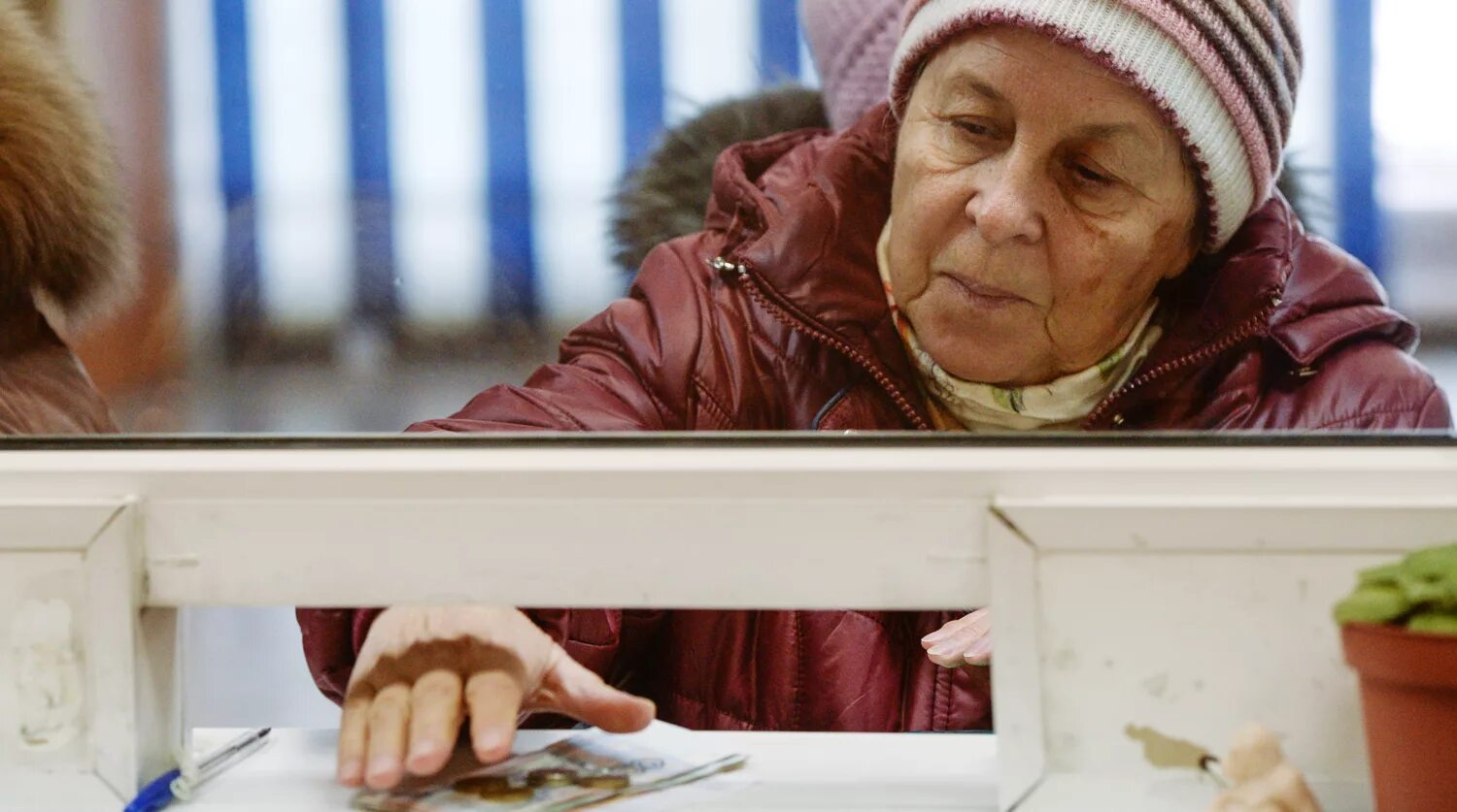 Бабушка с пенсией. Пенсионеры в России. Бабушка получает пенсию. Пенсионерка с пенсией.