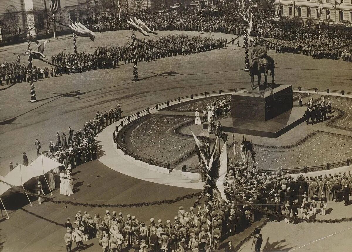 Открытие памятника александру. Памятник Александру 3 в Санкт-Петербурге 1909. Памятник императору Александру III на Знаменской площади. Памятник Александру 3 на площади Восстания. Памятник Александру III В Петербурге (1909, бронза)..