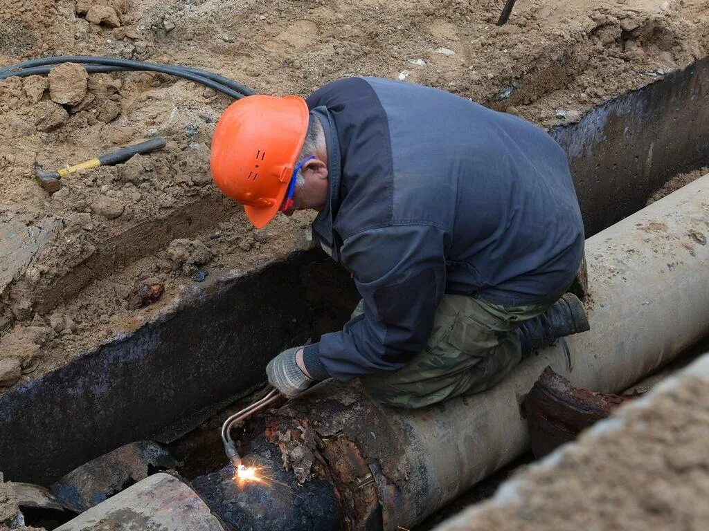 Водоканал ремонтное. Отремонтированный водопровод. Ремонт водопроводных сетей. Починка водопровода. Ремонтно восстановительные работы.