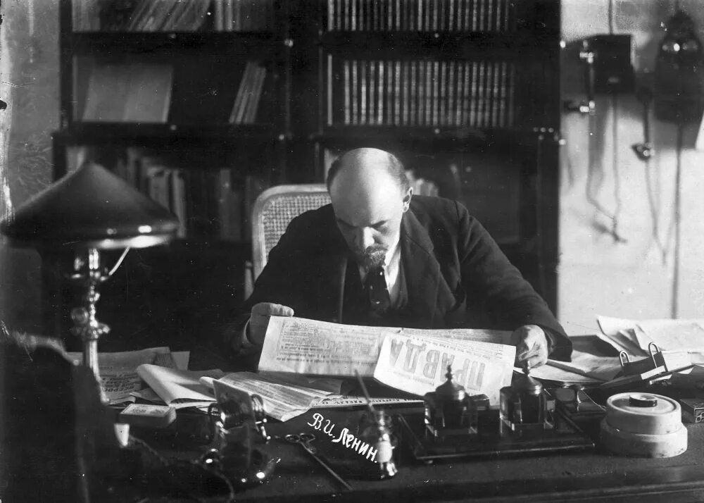 Ленин в 1922 году фото. Фото стола ленина. Ленин 1922 фото. Фото стола ленина. Ленин 1923.