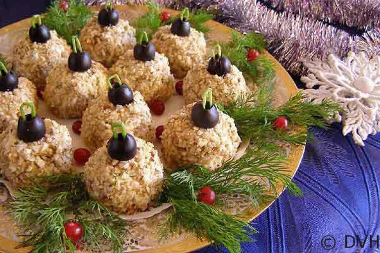 салат новогодние шары. салат шары на новый год. салат шары на новый год. селёдка под шубой шариками. салат новогодние шары.