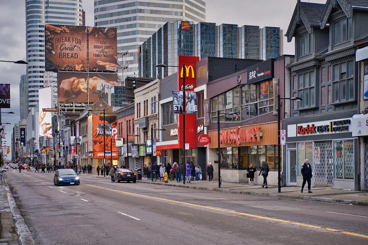 Название самой длинной улицы. Йонг стрит Торонто. Yonge Street Торонто. One Yonge Street Янг-стрит. Улица Йонг-стрит в Канаде.