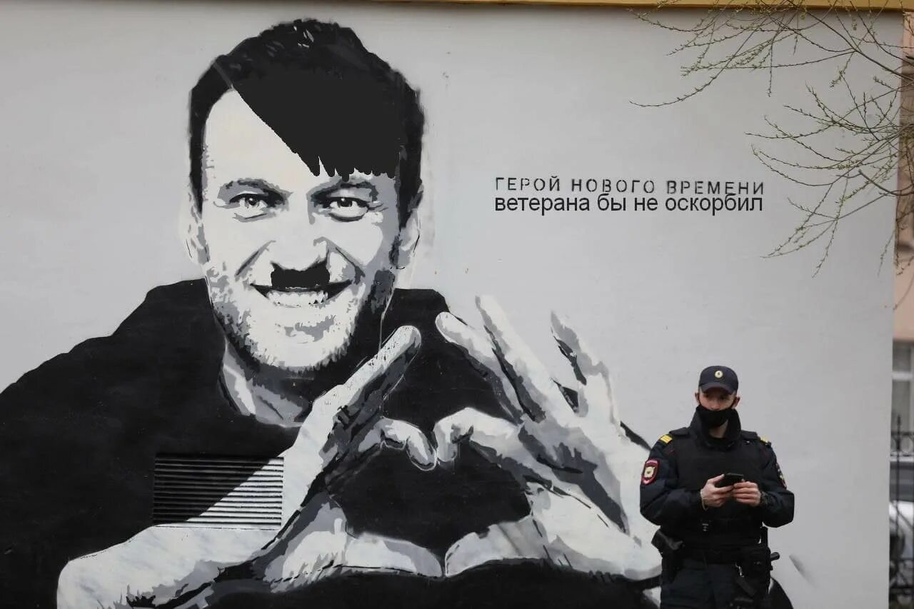 Граффити Навальный в Питере. Навальный портрет. Навальный герой. Что там с навальным