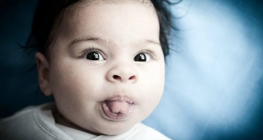 Ребенок с высунутым языком. Младенец высовывает язык. Грудной ребёнок высовывает язык. Новорожденные с высунутым языком.