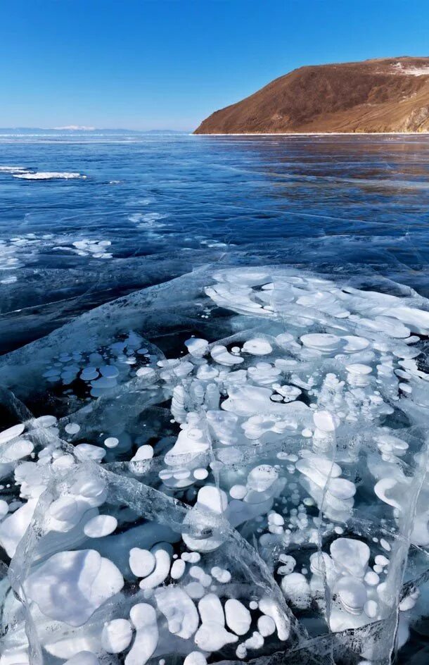 Замерзающая вода в воздухе. Голоустное Байкал пузырьки. Метановые пузыри на Байкале. Зимний Байкал. Озеро Байкал лед.