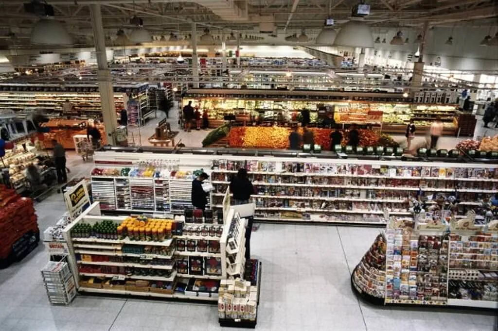 два больших магазина. кондитерский магазин ливны. большой б магазин. два больших магазина. красивый магазин.