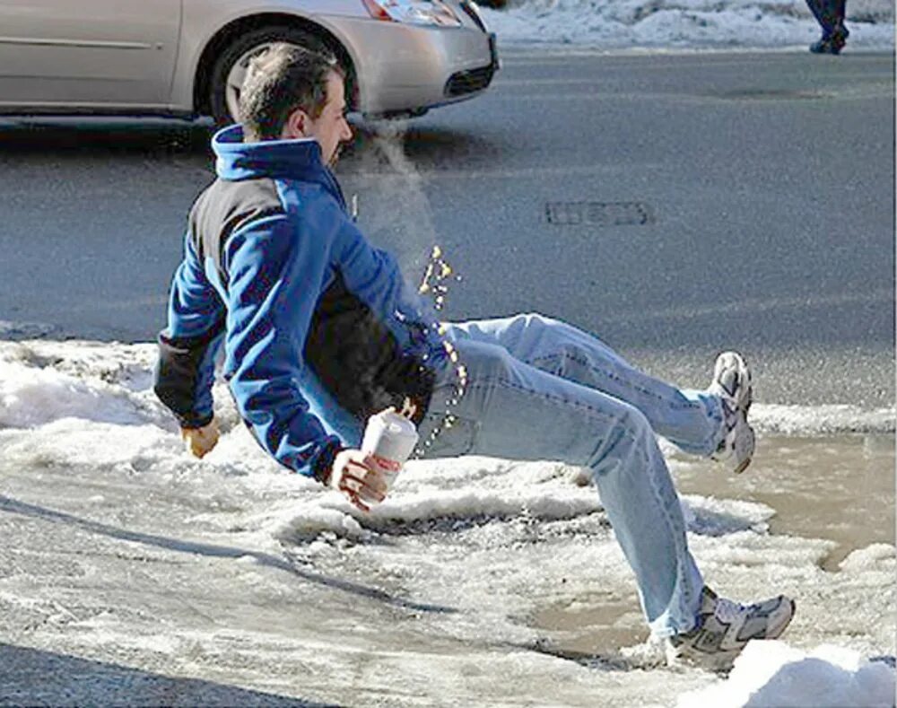 Прийти падать. Человек падает на льду. Подскользнулсяна льду. Мужчина поскользнулся. Человек поскользнулся на льду.