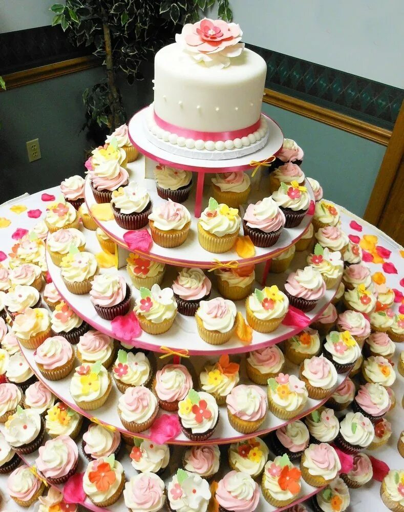 Какие торт можно заказать. Торт из пирожных. Свадебный торт из пирожных. Торт с капкейками. Торт с капкейками на свадьбу.