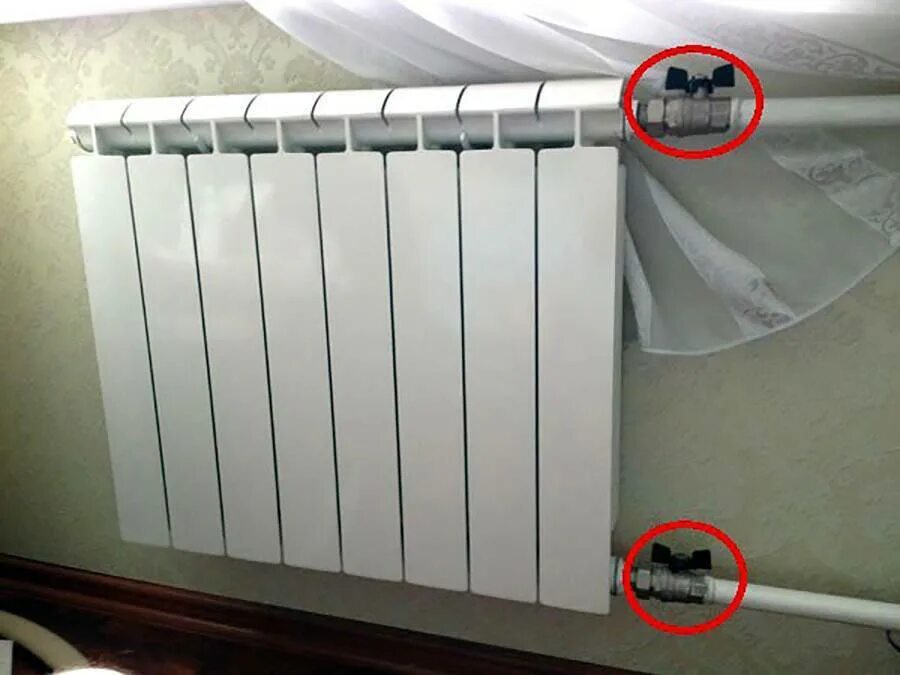 В какую сторону закручивать батарею