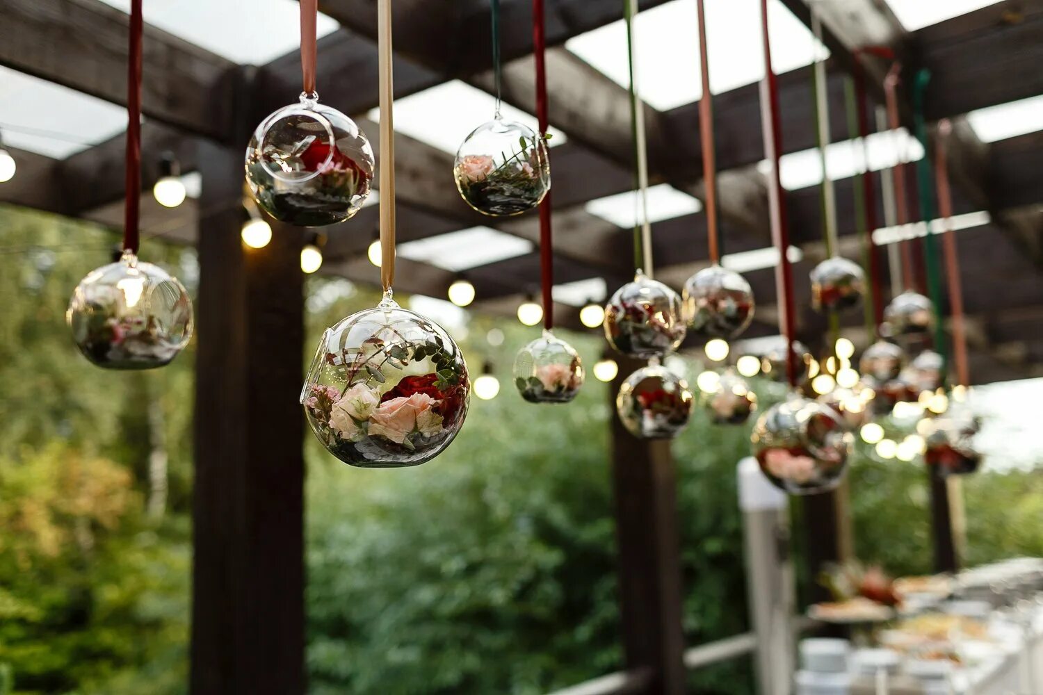 К первой чаше подвесим стеклянный шар. Подвесные шары для декора. Подвесные новогодние шары в интерьере. Стеклянные шары для декора. Декор с шарами из стекла.