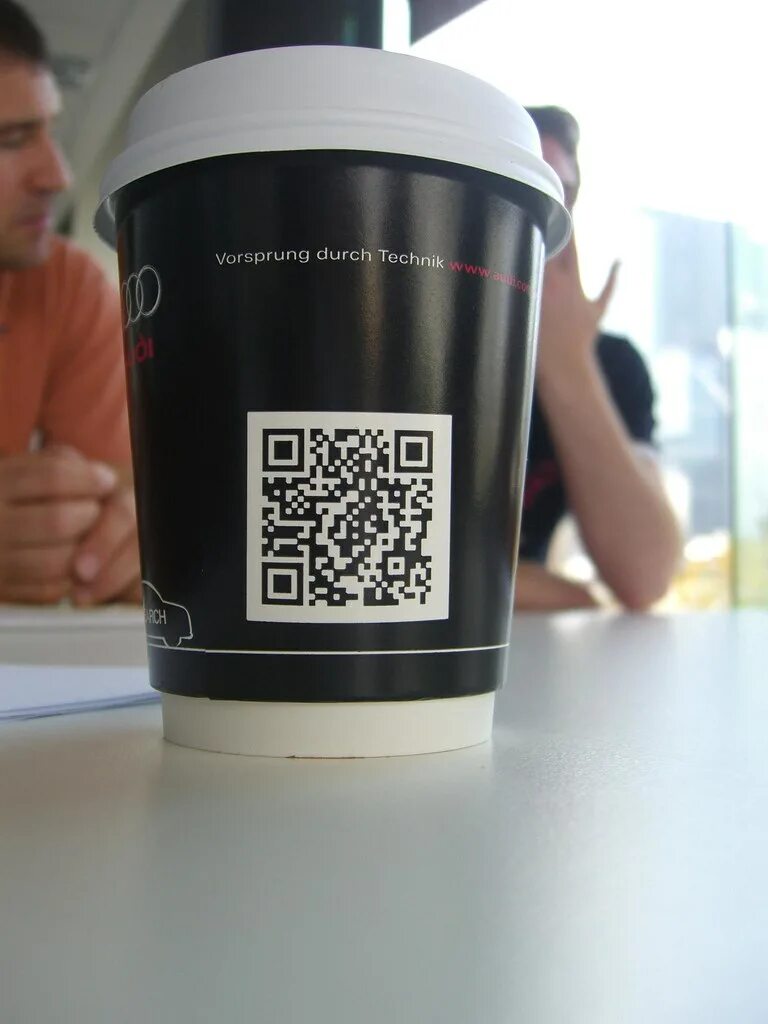 QR код на товаре. Стаканчик с QR кодом. QR коды на товарах. Реклама с QR кодом. Qr код на упаковке