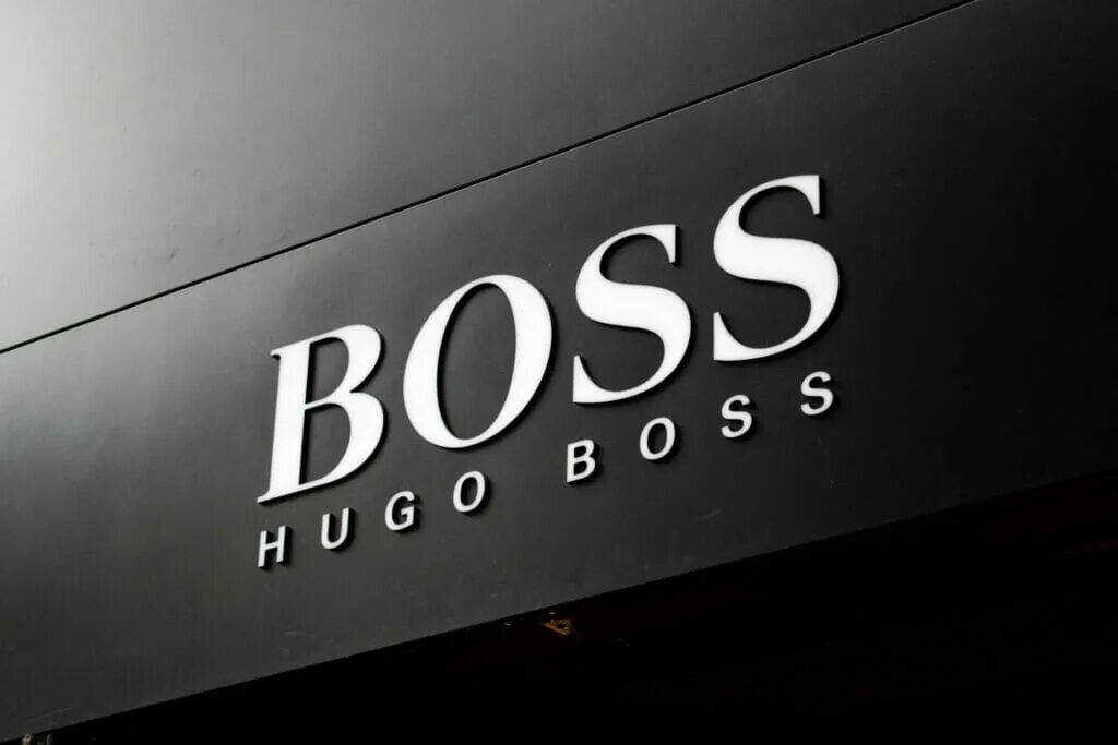 Надпись босс хуго босс. Бренд хьюго босс. A s boss company. Hugo boss эмблема. A s boss company.