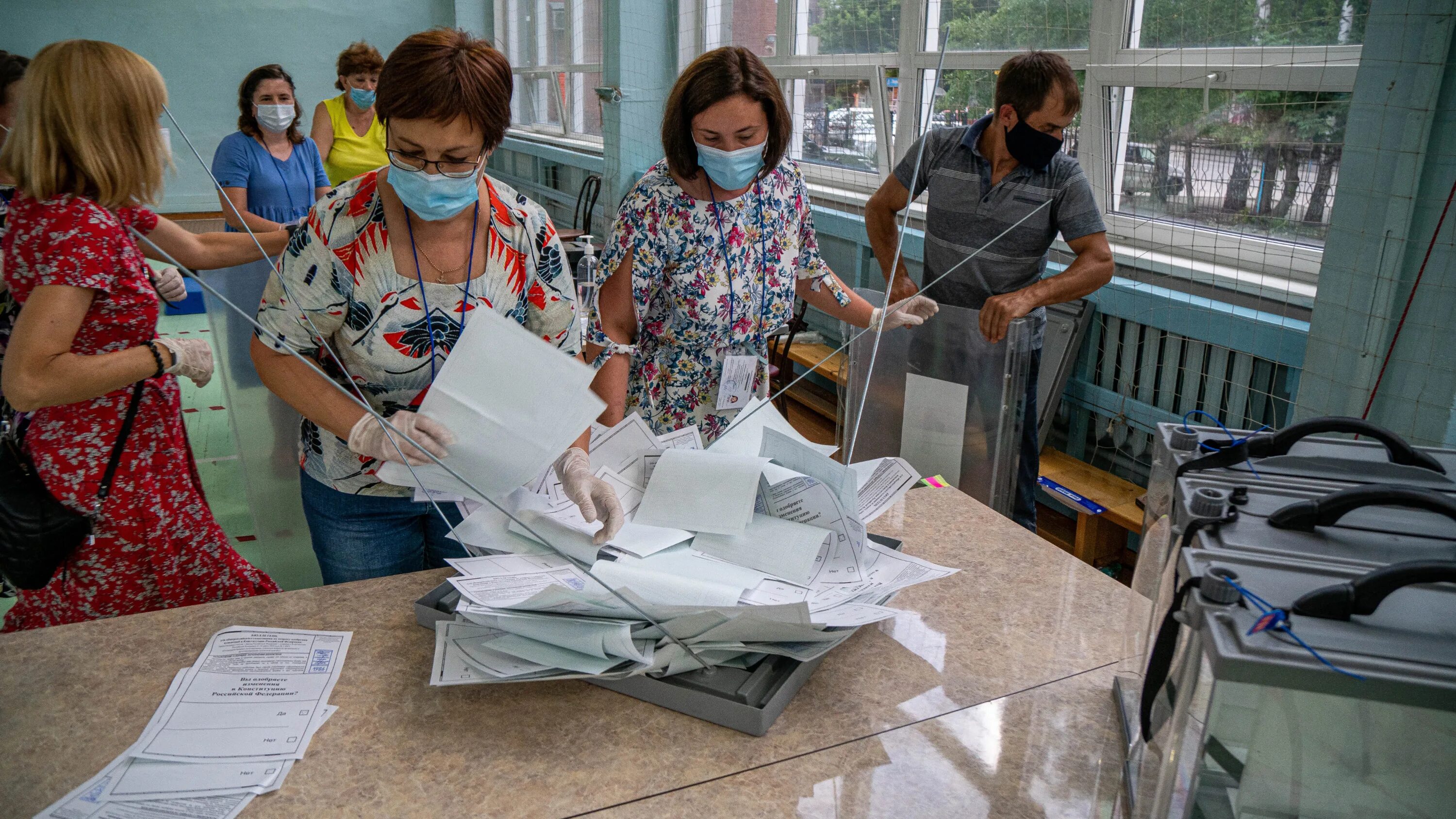 Голосовать новосибирск. Избирательная комиссия на выборах. Подсчет голосов избирателей. Подсчет голосов на избирательных участках. Подсчет голосов картинка.