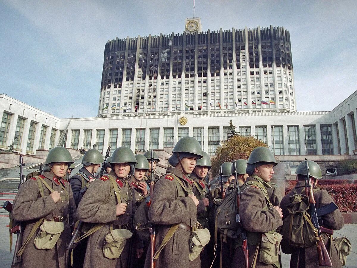 1993 век. Ельцинский путч 1993. 1993 Год Москва белый дом штурм. Белый дом 1991 обстрел. Ельцин белый дом 1993.