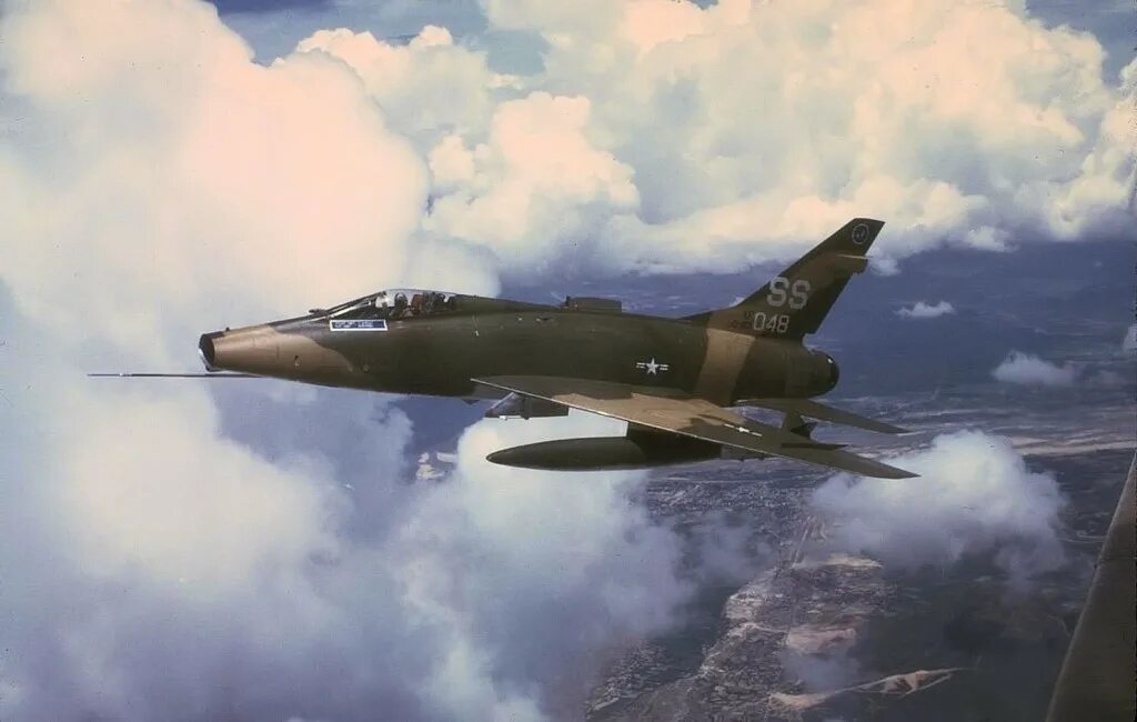 F 100. F-100 super sabre vietnam war. f100 истребитель. north american f-100 super sabre самолёты вьетнамской войны. f100d vietnam takeoff.