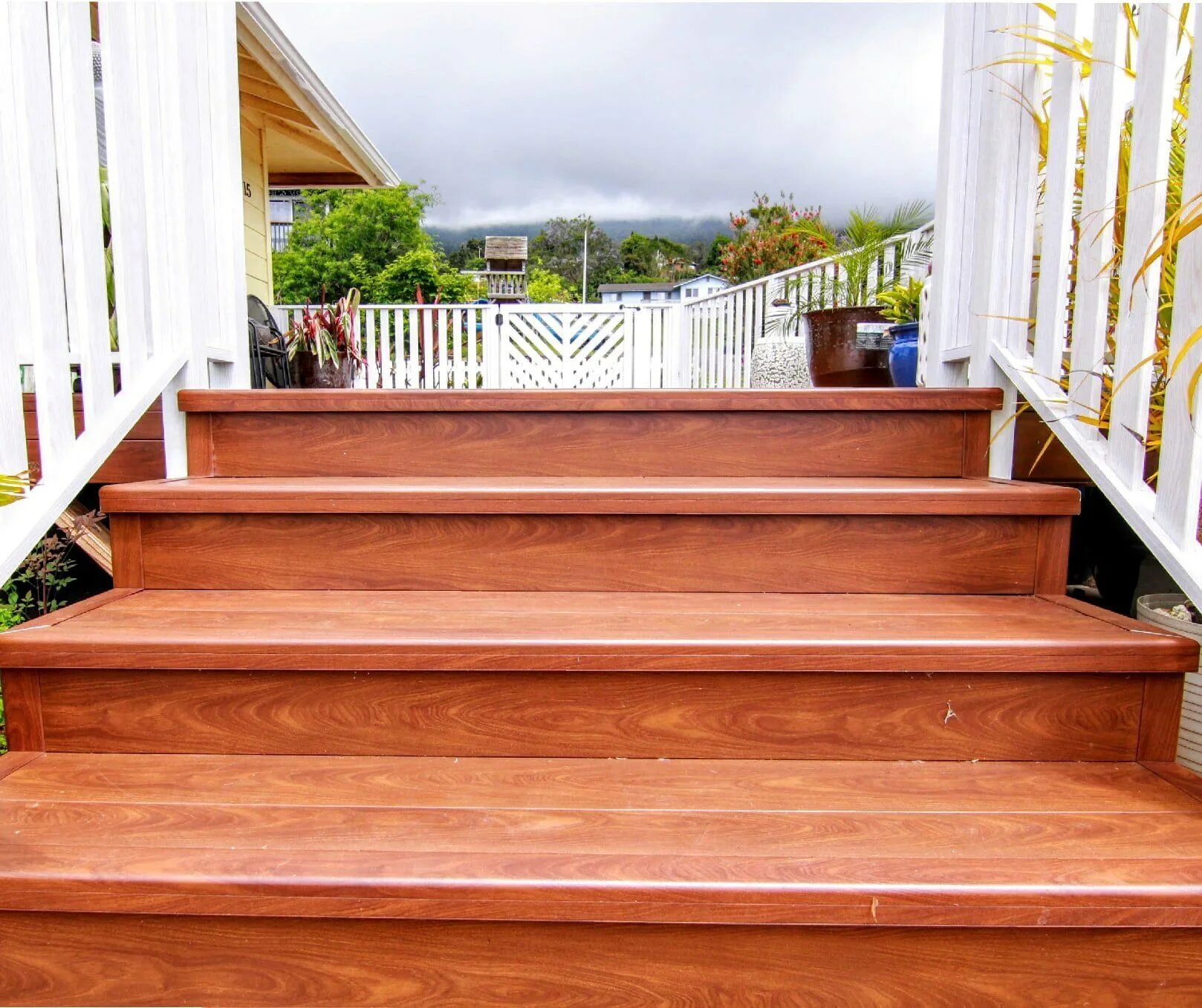 Ступеньки на веранду. Лестница на террасу. Ступени на террасу. Лестница на террасу деревянная. Step beautiful