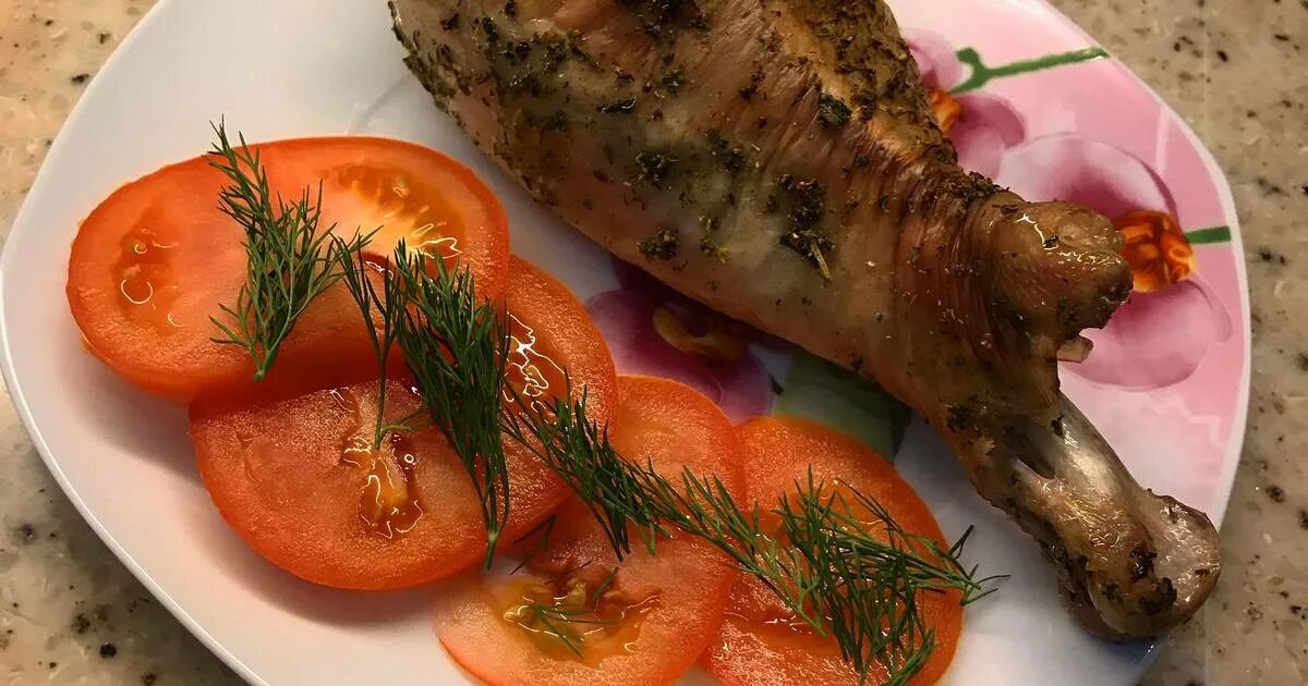 Голень индейки в маринаде. Голень индейки в духовке с картошкой. Голень индейки в духовке. Индюшиная голень запеченная в духовке. Голень индейки с овощами.