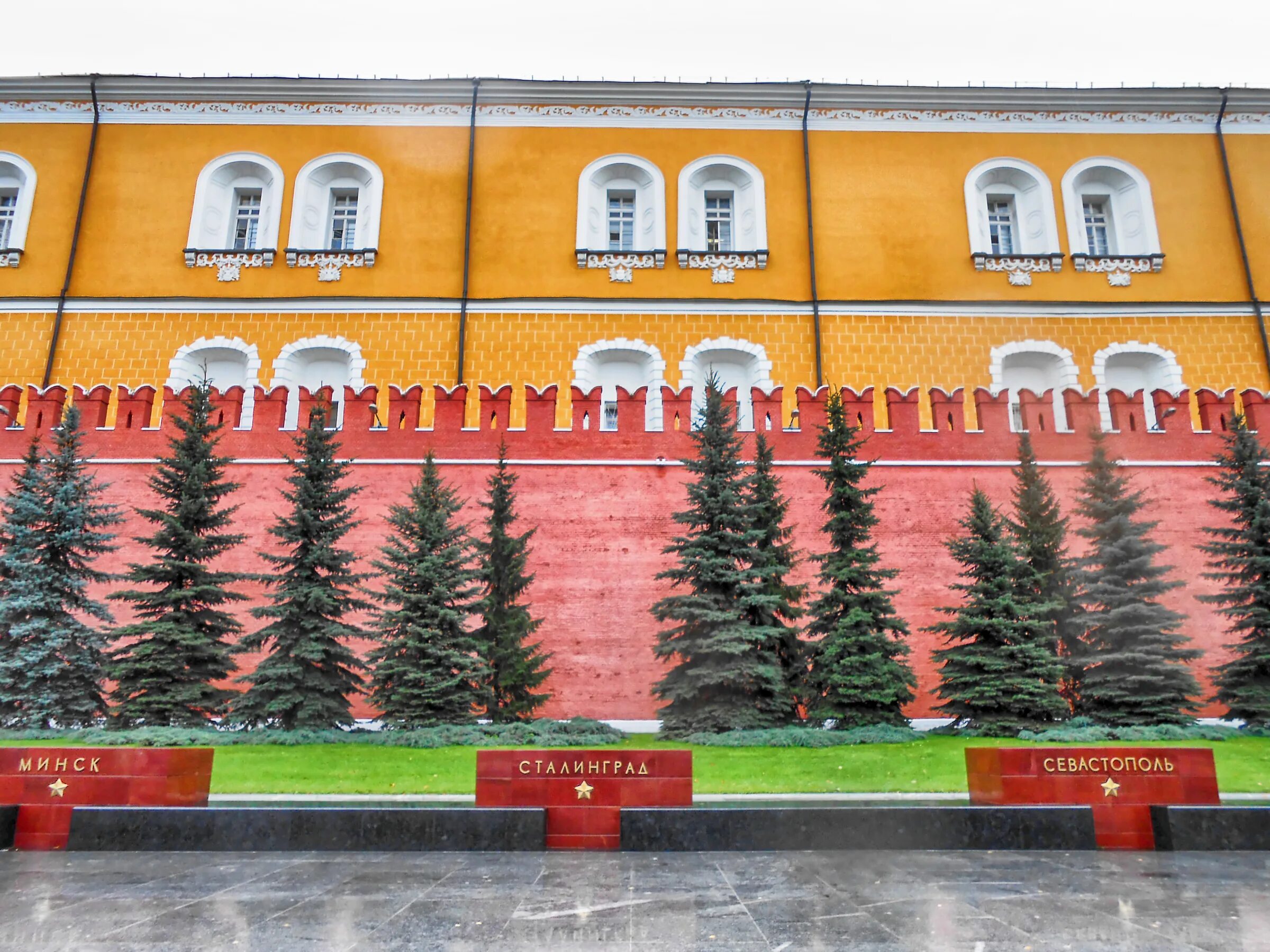 Город стена красная. Красная стена в Москве. Калуга красная стена. Красная площадь стена. Красная стена РБ.