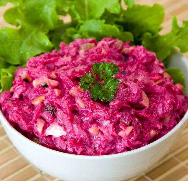 Курица со свеклой. Салат со свеклой и курицей. салат со свёклой и куриной грудкой. салат из чернослива с курицей и свеклой. салат свекла курица чернослив.