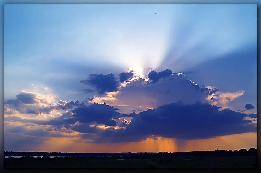 Солнце сквозь тучи. Грозная туча. Тучи свет. Облака с лучами солнца. Небо закрыто тучами.