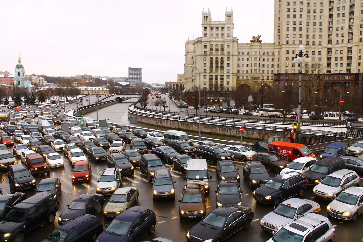 Транспортная ситуация на дорогах. Пробки в Москве. Московские пробки. Огромные пробки в Москве. Автомобильный транспорт.