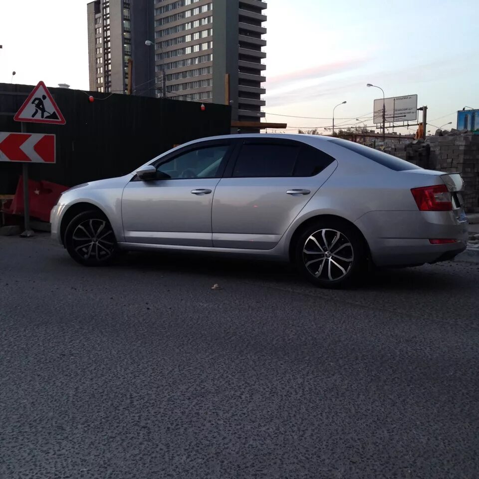 Какие диски на октавии а7. Диски hawk r17 skoda octavia a7. hawk r17 skoda octavia a7. диски teron r16 skoda octavia a7. октавия а7 серебро r16.