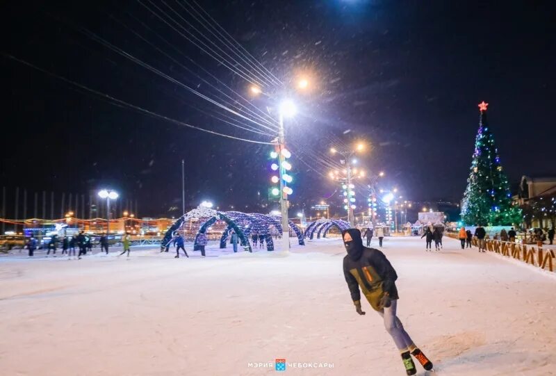 Погода на месяц в чебоксарах 2024 года. Залив Чебоксары 2022. Залив Чебоксары новый год 2022. Чебоксары новый год. Новогодние Чебоксары красная площадь.