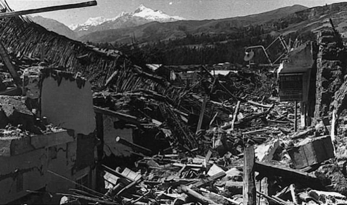 Землетрясение в южной америке. Землетрясение в Перу 1970. Юнгай Перу 1970 год. Оползень в Перу в 1970 году. Землетрясение в Перу 1970 31 мая.