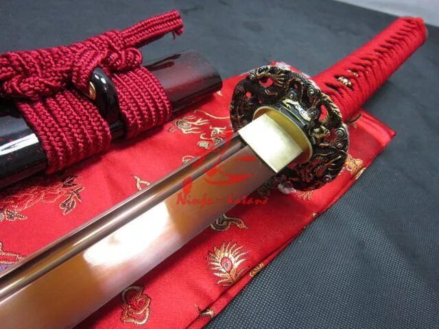 Красные ножны. Катана Сворд. Японская катана "красный дракон". Samurai-Sword-Katana-Red-Handle-Gold-Dragon-Tsuba полный фид. Катана с красным клинком.
