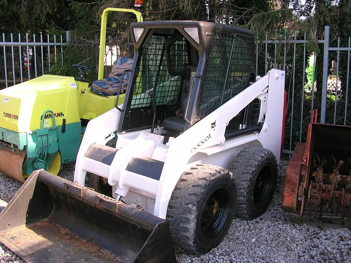 Bobcat s130. Погрузчик bobcat s130. мини погрузчик бобкэт s130. бортоповоротный мини погрузчик бобкэт. гусеничный мини-погрузчик bobcat 130.