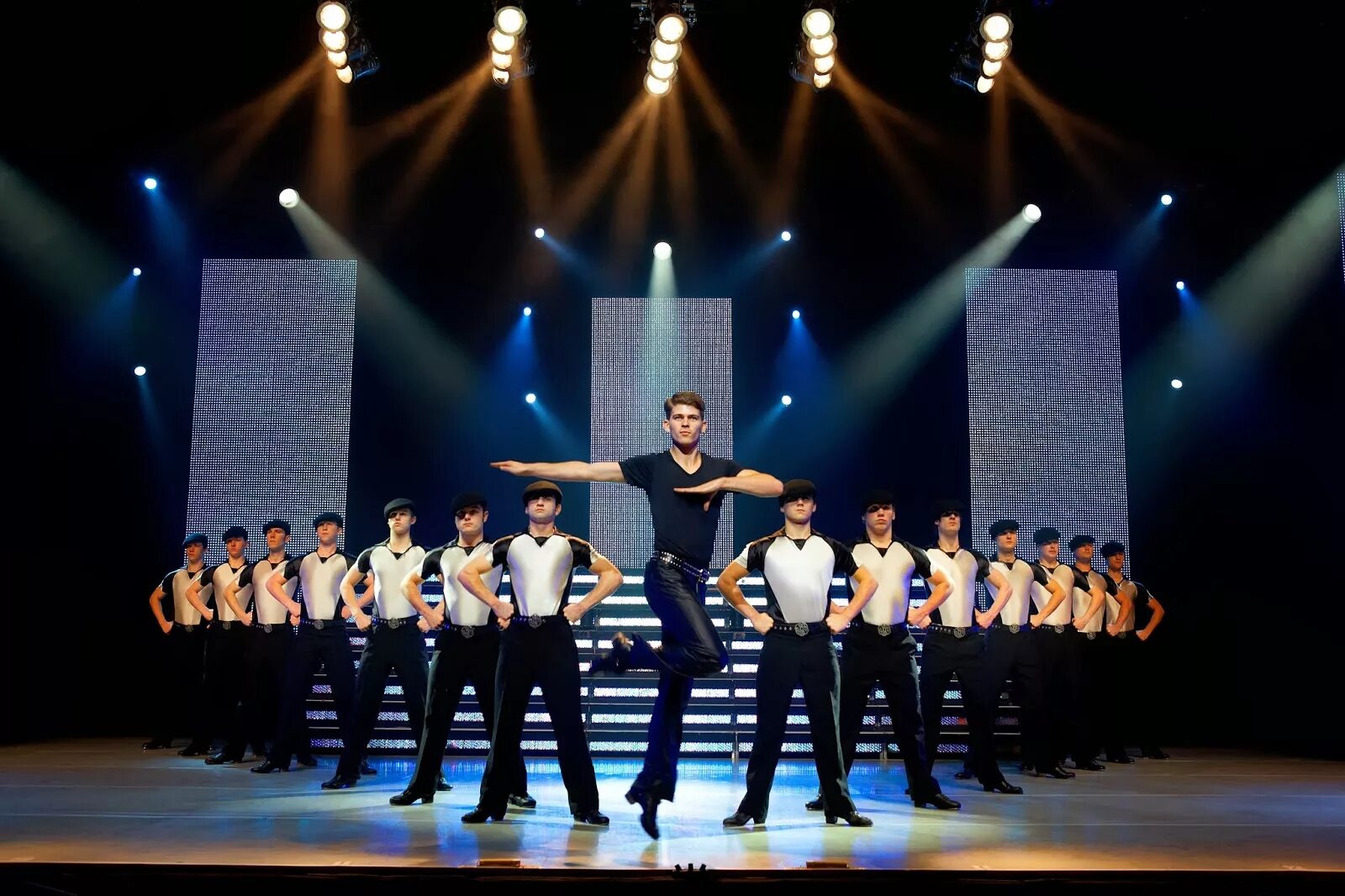 Оф зе дэнс. Оф зе дэнс. Оф зе дэнс. Оф зе дэнс. Властелин танца 2011 постер.