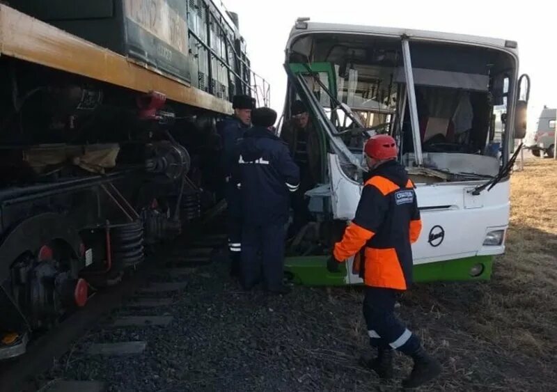 Видео аварии автобуса на переезде. Видео аварии автобуса на переезде. Видео аварии автобуса на переезде. Поезд столкнулся с автобусом. Дтп на железнодорожном переезде.