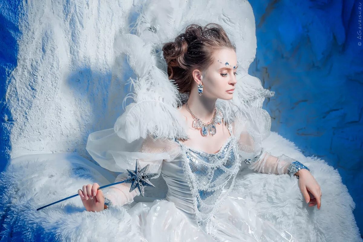квин снежная королева. зима в образе девушки. снежная девушка. сказочный образ зимы. женщина снежная королева.