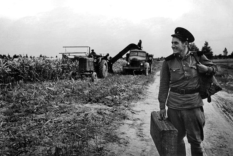 Село возвращается домой. Вов 1941-1945 возвращение домой. возвращение солдата домой вов. возвращение солдата вов 1945. солдат вернулся домой.