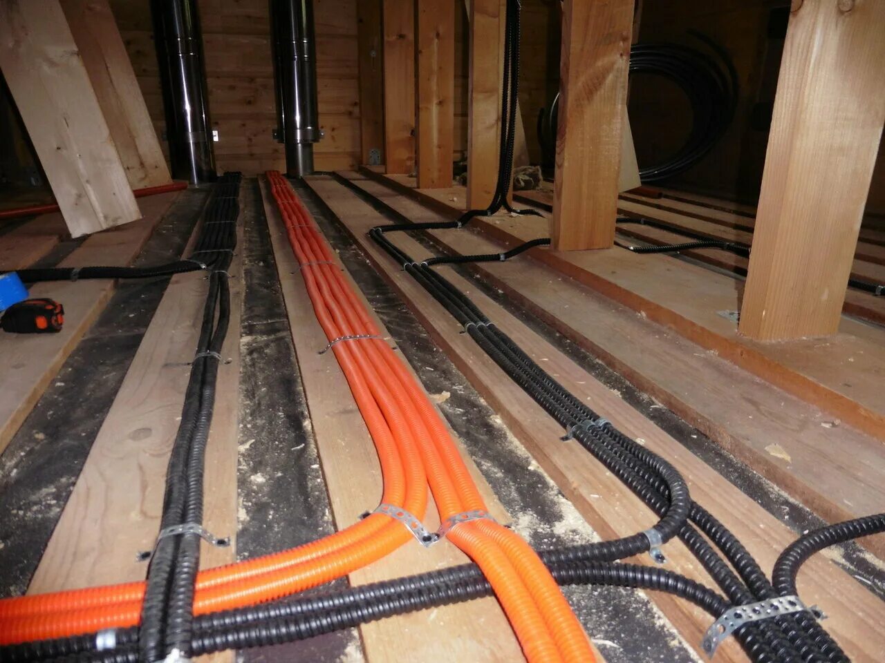 электромонтаж штробление. прокладка кабеля в частном доме. монтаж кабеля. проводка в каркасном доме. скрытые электромонтажные работы.