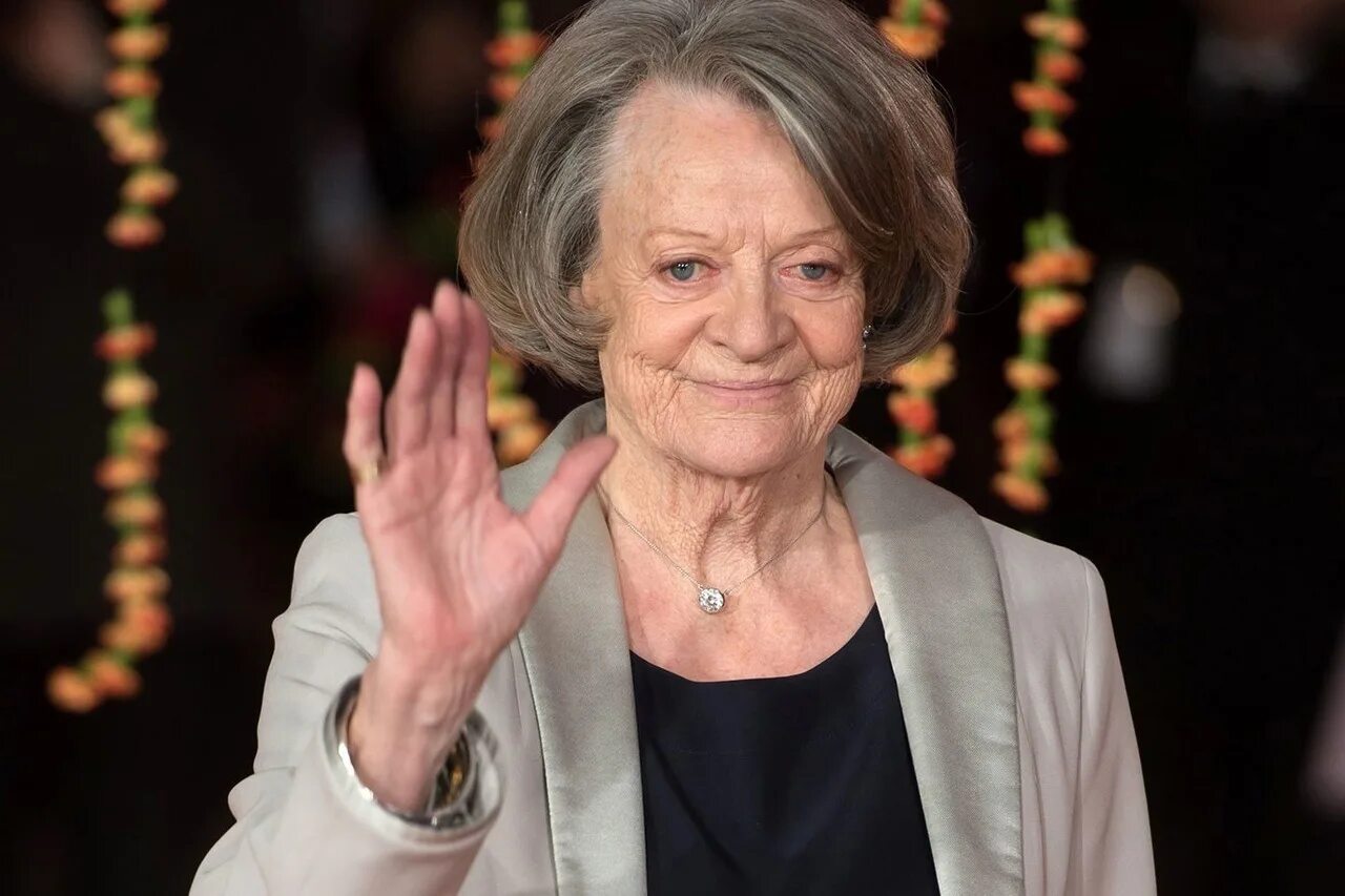 Мэгги смит профессор макгонагалл. Гарри поттер профессор трелони. Актриса профессор. Мэгги макгонагалл. Эмма томпсон гарри поттер.