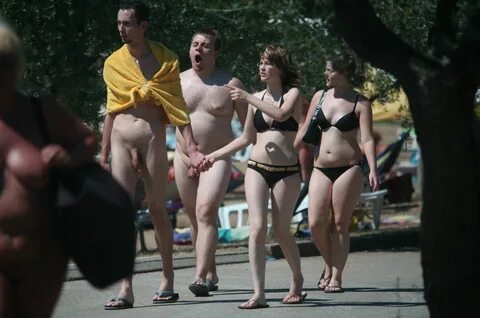 Голая женщина среди мужиков 