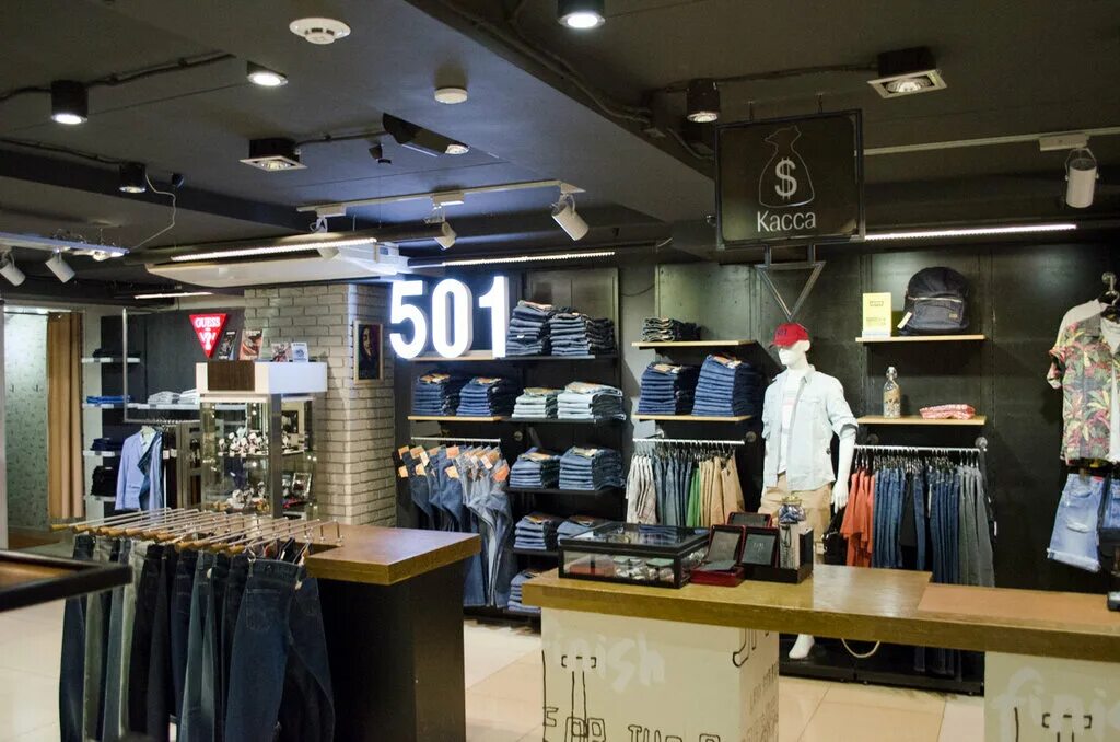 Интерьер магазина молодежной одежды. Магазины кэжуал одежды в москве. Концептуальный магазин. Casual store. Casual store.
