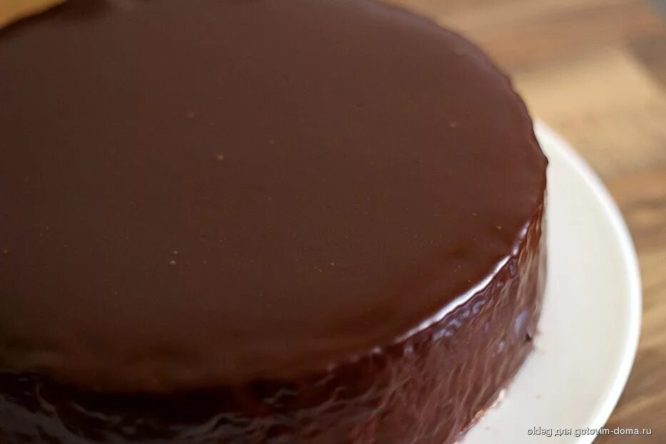 Глазурь из сгущенки и молока. Торт бисквит с шоколадной глазурью. Бисквитный торт с шоколадной глазурью. Торт покрытый шоколадной глазурью. Торт с творожным кремом в шоколадной глазури.
