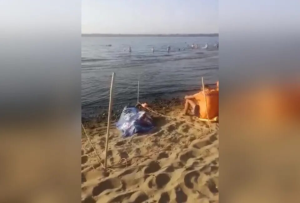 Какое тело не утонет в воде кирпич. Загорать на пляже. Утонул мужчина на набережной. Самара пляж.