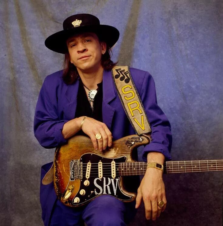 Стив рей воган. Stevie ray vaughan 1990. Стиви рей вон. Srv гитарист. Stevie ray vaughan stratocaster.