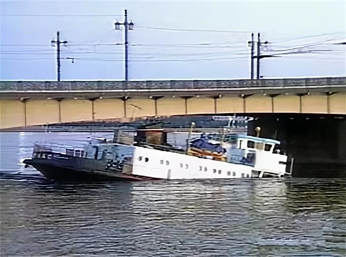 Сухогруз врезался в мост. Судно нарва сухогруз. Сухогруз врезался в мост. Сухогруз врезался в мост. Судно 2к экипажа.