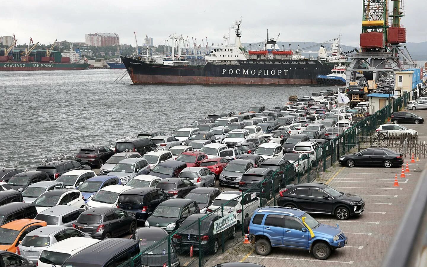 Авто владивосток купить цена. Японские авто. Порт Владивостока автомобили. Ввоз автомобилей. Ввоз автомобилей из Японии.