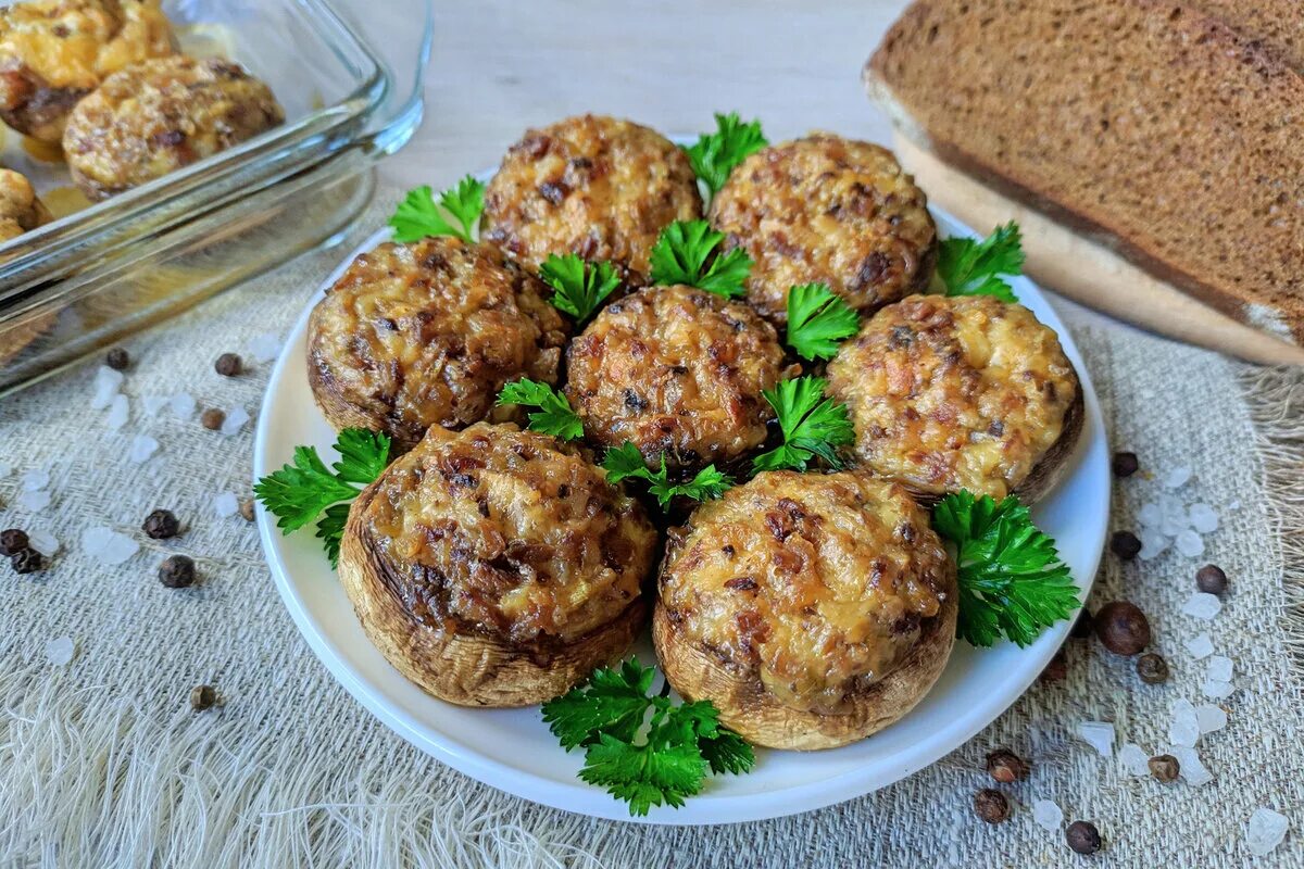 Шампиньоны фаршированные мясом. Шампиньоны фаршированные шампиньонами. Фаршированные шампиньоны Эстетика. Фаршированные шампиньоны на праздничный стол.