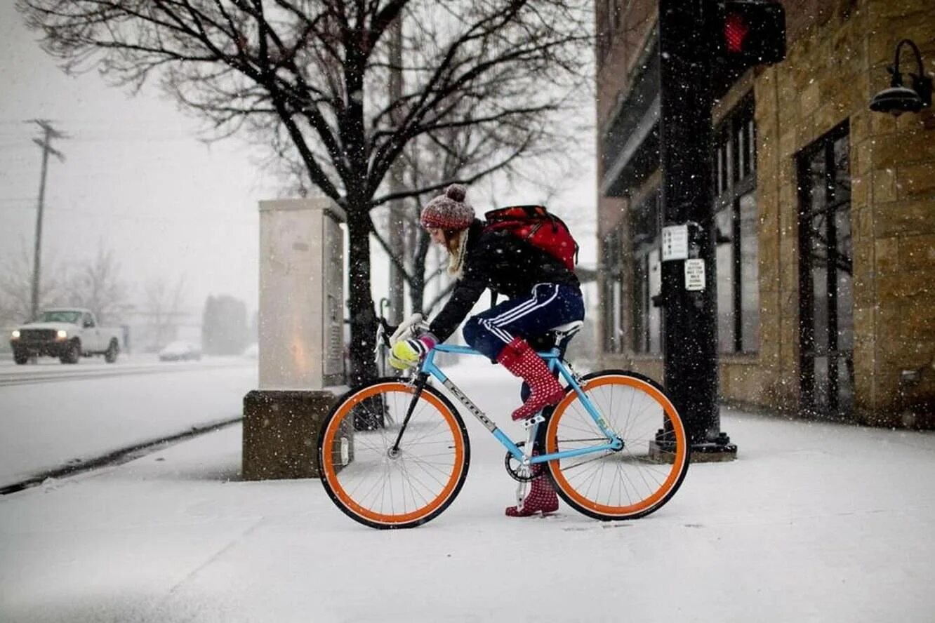 Велосипед зимой. Велосипедист зимой. Велосипед для зимы. На Велике зимой. Можно ли кататься на велике