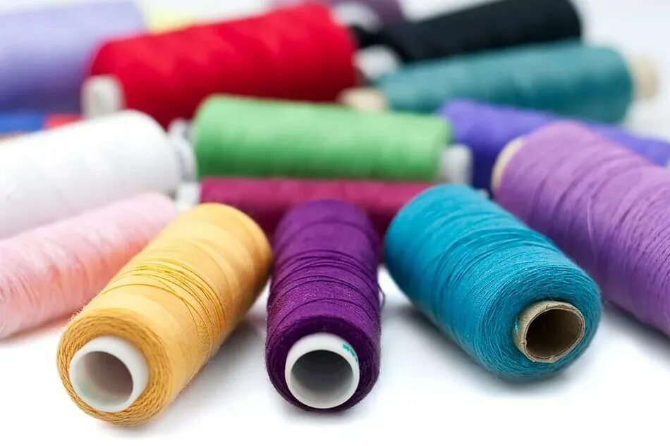 Нитки ремонт. Разноцветные нитки. Ники для шитья трикотажных тканей. Материал ниток. Цветные нити.