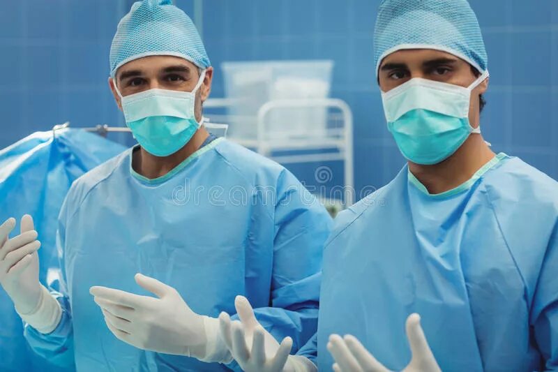 Подготовка хирурга к операции. Хирурги готовятся к операции. Подготовка хирурга перед операцией. Мужчина хирург в операционной.