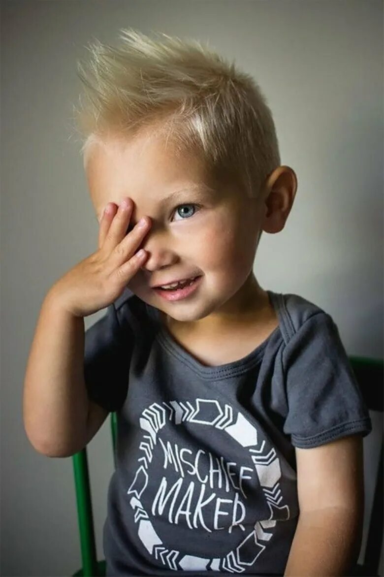 Трехлетний ребенок мальчик. 3 года мальчику. Маленькие дети мальчики. Стрижка для маленького мальчика. Мальчик 3 х лет.