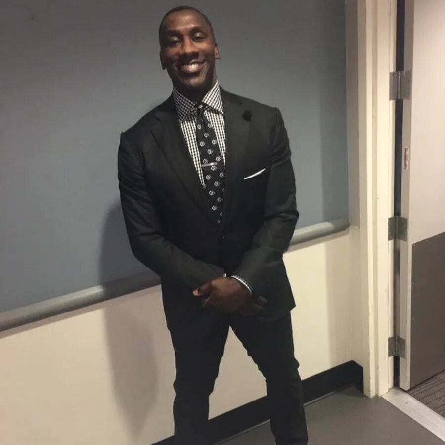 Сигма негр. Shannon Sharpe Suit. Шеннон Шарп в костюме. Негр в пиджаке. Негр в пиджаке сидит.